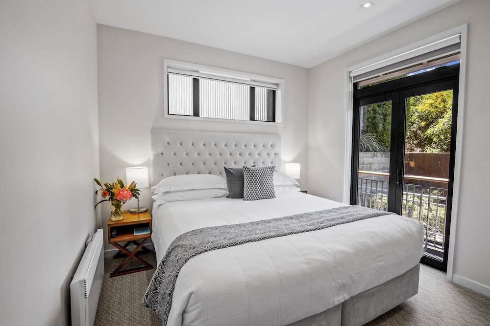 Executive Penthouse, 2 Bedrooms, Lake View thumbnail 5