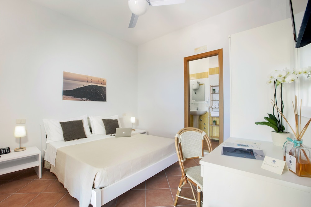 Classic Double Room, 1 Bedroom, Private Bathroom, Sea View photo 1