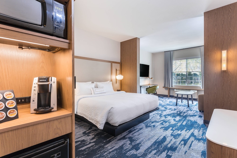 Suite, 1 King Bed with Sofa bed (Mobility/Hearing Access, Roll-In Shwr)