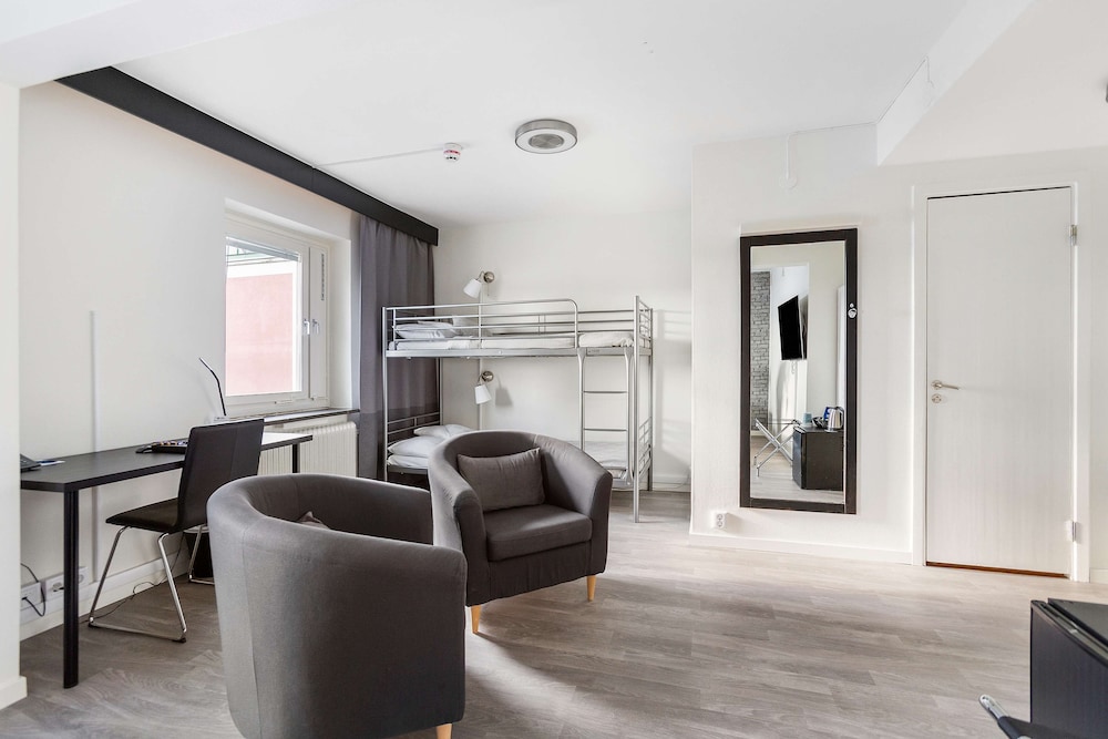 Standard Room, Multiple Beds, Non Smoking (1 extra Single bed) photo 2