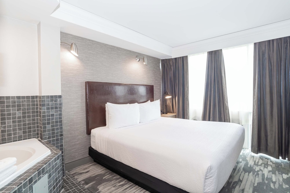 Suite, 1 King Bed, Kitchen (Washer Dryer, Jacuzzi) - Photo 1