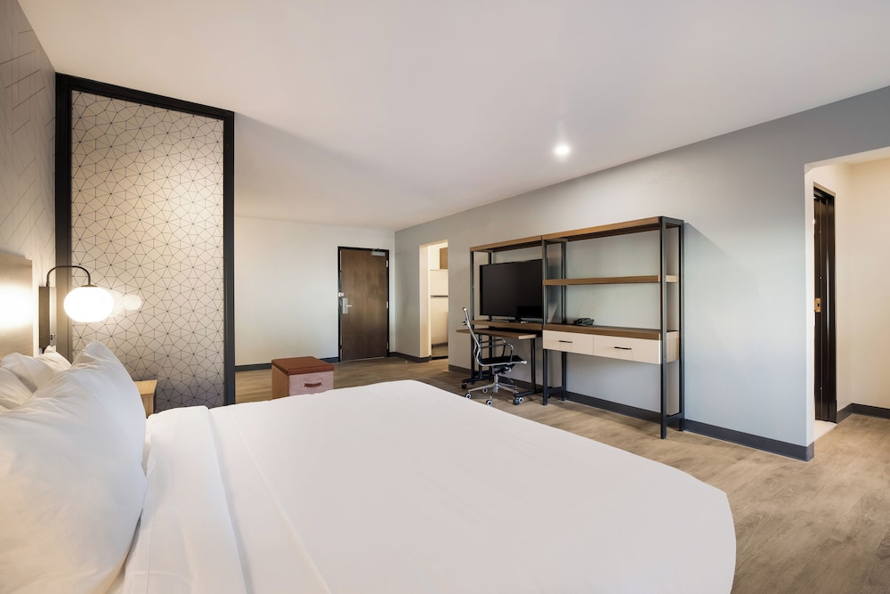 Suite, 1 King Bed, Accessible, Non Smoking photo 2