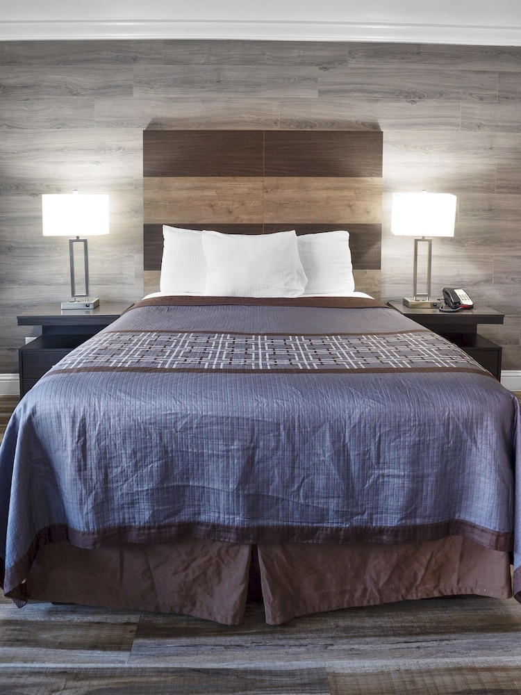 Standard Room, 1 Queen Bed, Kitchen photo 3