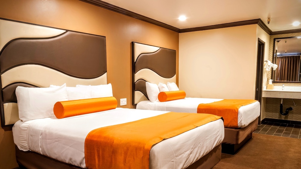 Deluxe Room With 2 Queen Beds - Photo 1