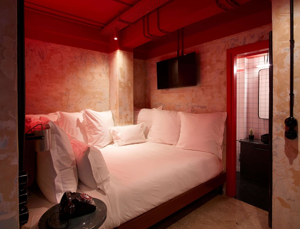 Foxy Plus King Room