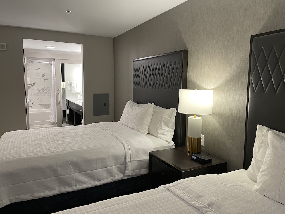 Suite, 2 Queen Beds, Accessible (Mobility & Hearing, Roll-in Shower) - Photo 2