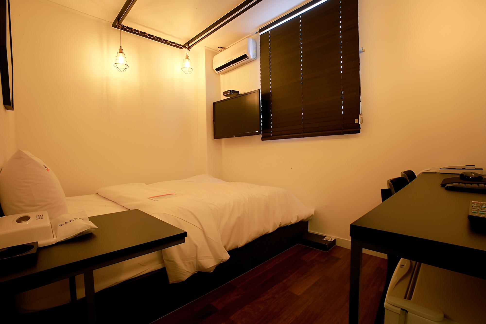 Room (Standard A (no parking computer runni)