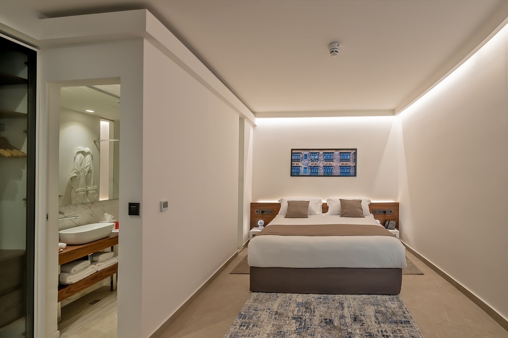Courtyard King Suite photo 2