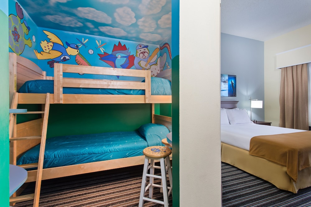 Suite, Multiple Beds (Additional Living Area) - Photo 4