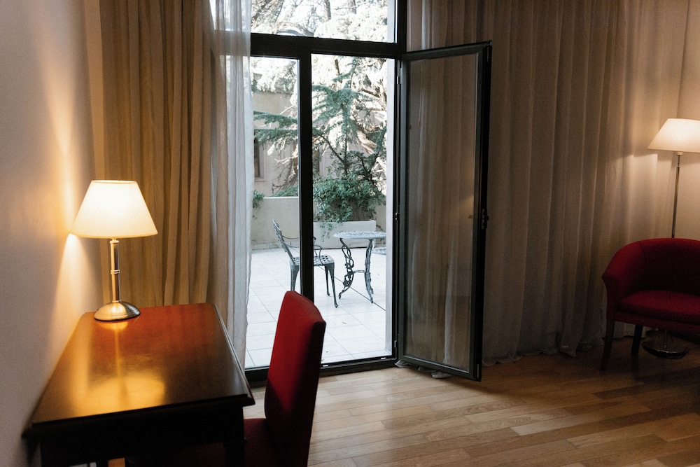 Executive Room - Photo 19