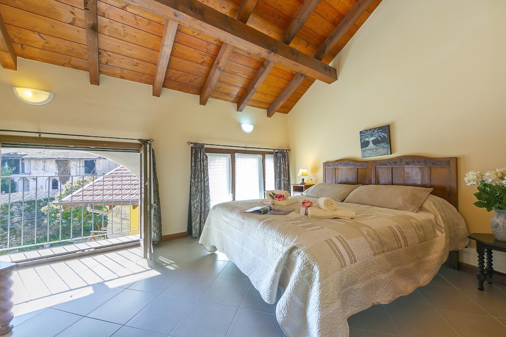 Family House, Multiple Bedrooms, Mountainside (Casa Baroni few min from Orta Lake)