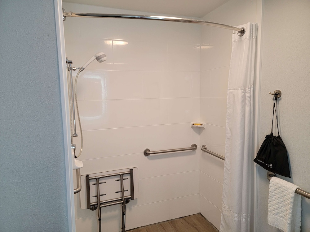 Standard Room, 1 King Bed, Accessible, Refrigerator & Microwave photo 3