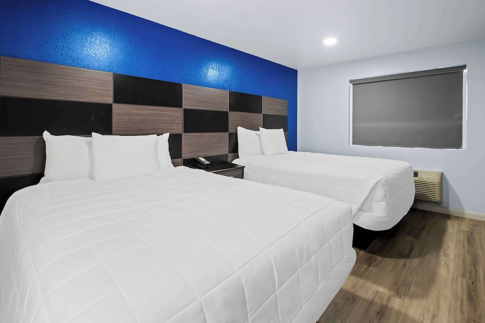 Deluxe Suite, Non Smoking (3 Queen Beds) - Photo 2