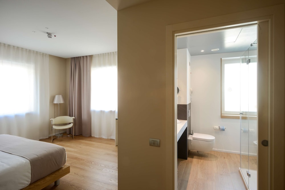 Superior Room, 1 Queen Bed - Photo 18