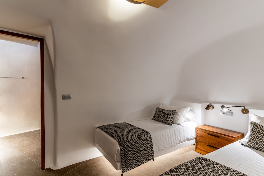 Cave Superior Suite with jacuzzi - Photo 5