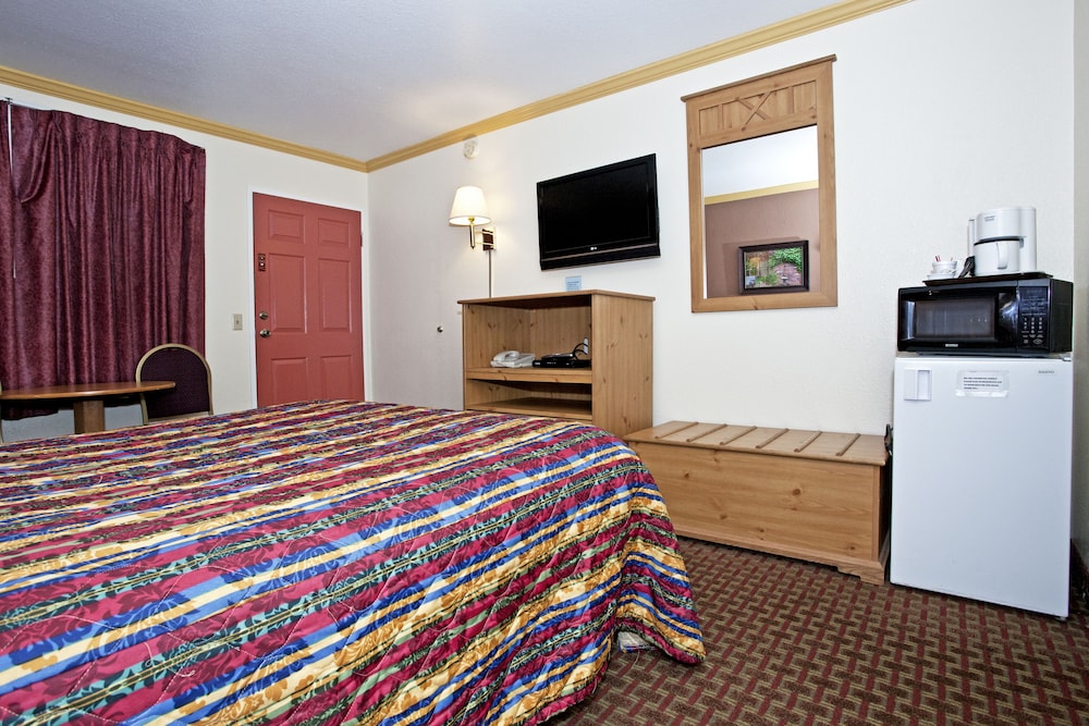 Single Room, 1 Queen Bed, Accessible photo 3