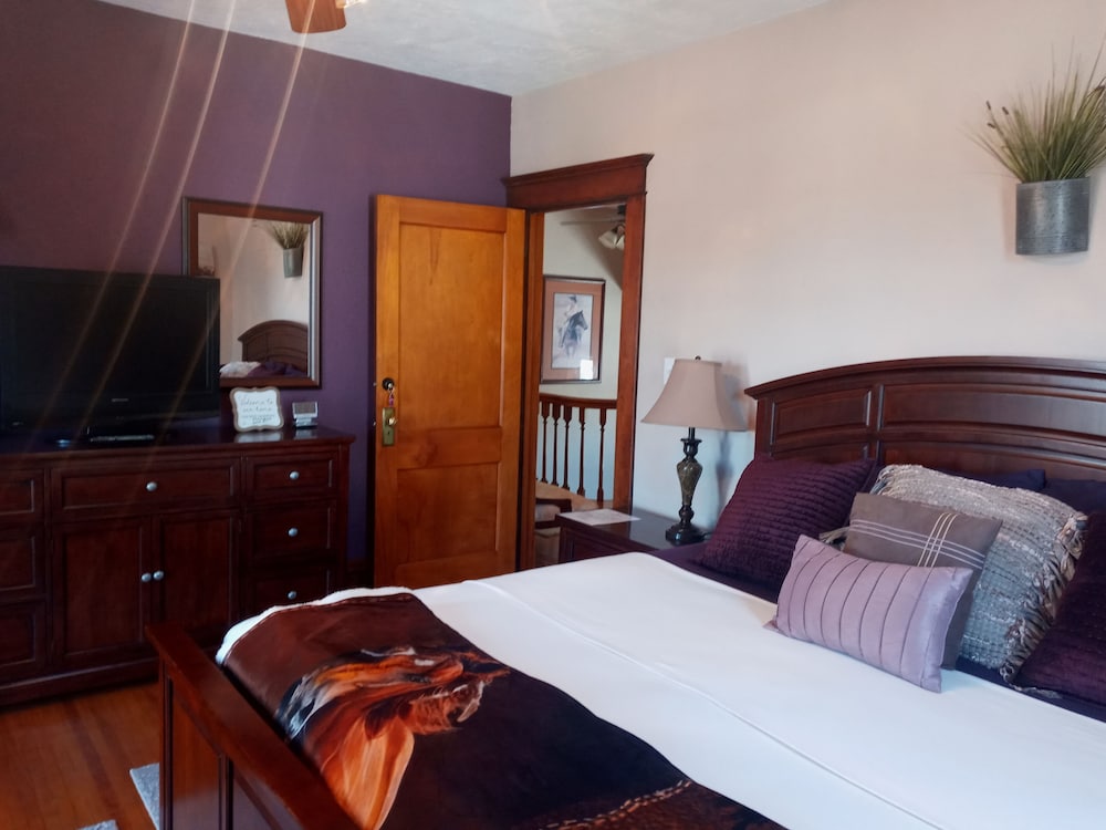 Room, 1 King Bed, Jetted Tub photo 2
