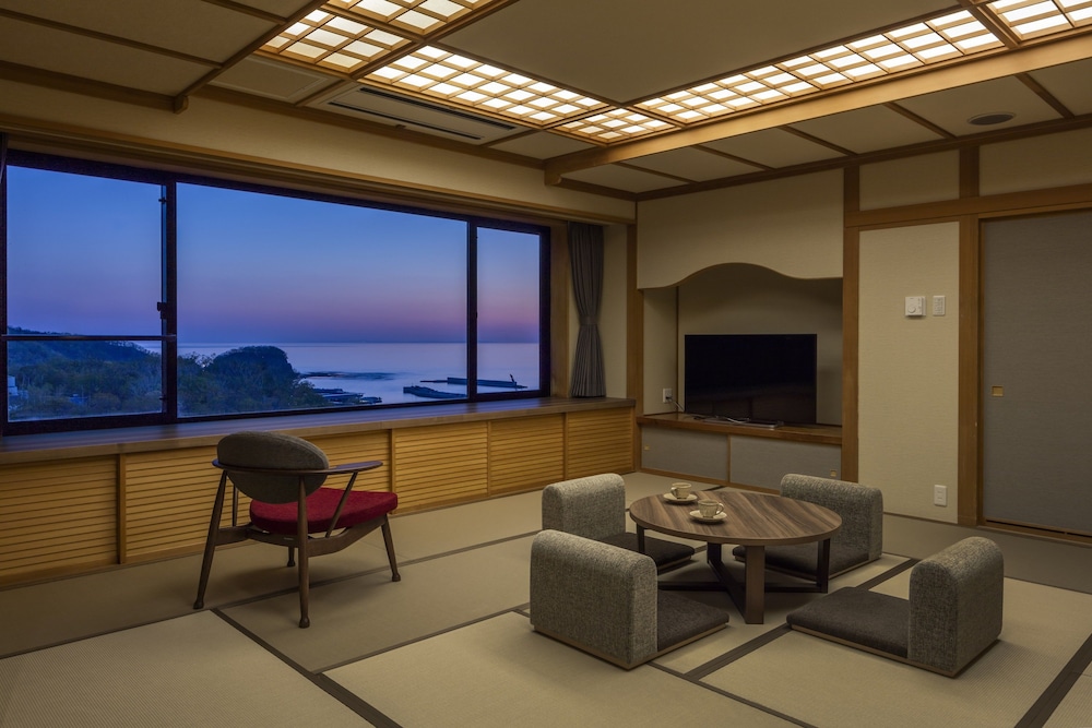 High Floor Sunset Suite up to 8 guests - Photo 1