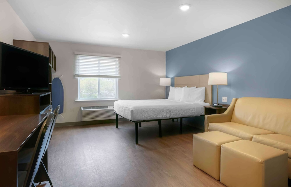 Deluxe Studio, 1 Queen Bed with Sofa bed, Non Smoking, Refrigerator & Microwave photo 2