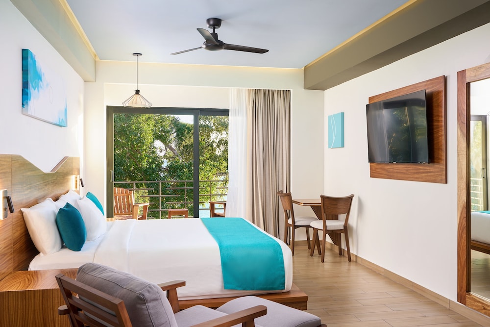 Deluxe King Size Partial Lagoon View - Photo 2