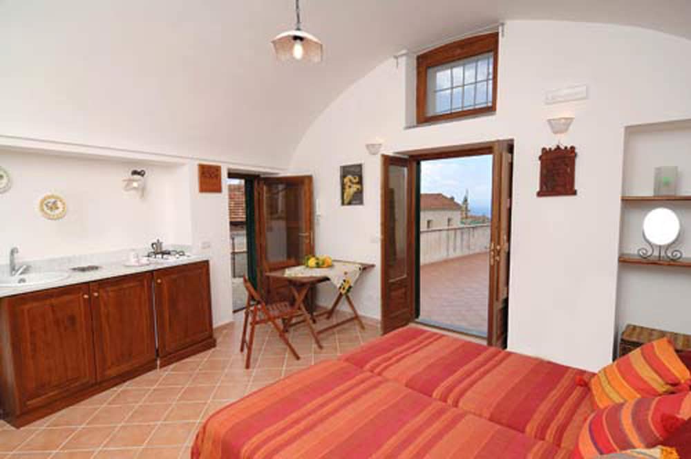 Studio (Piazza G. Amodio)