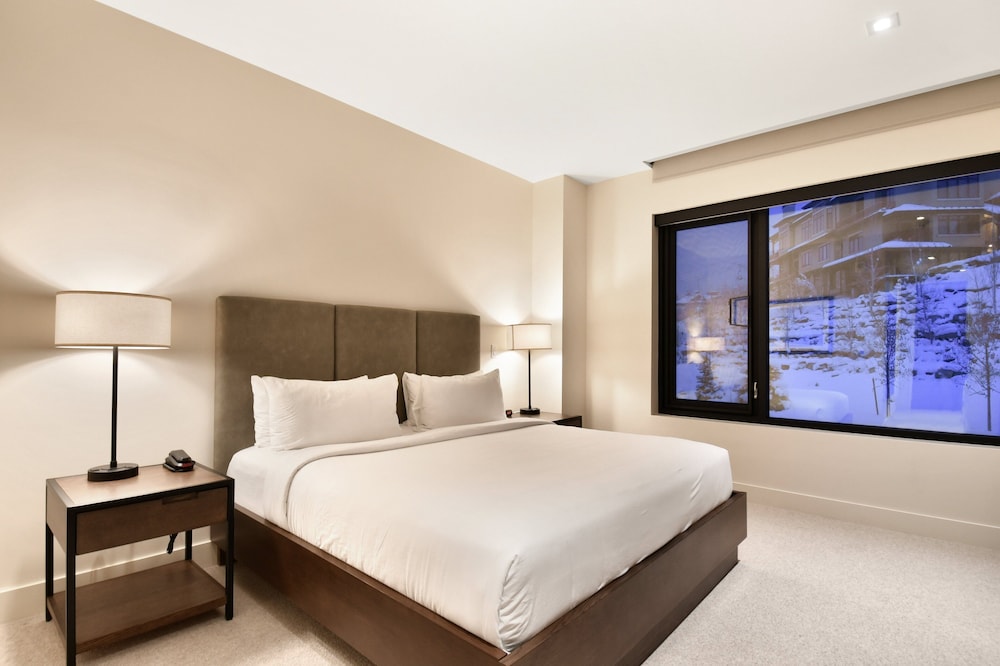 Hotel Room - Photo 4
