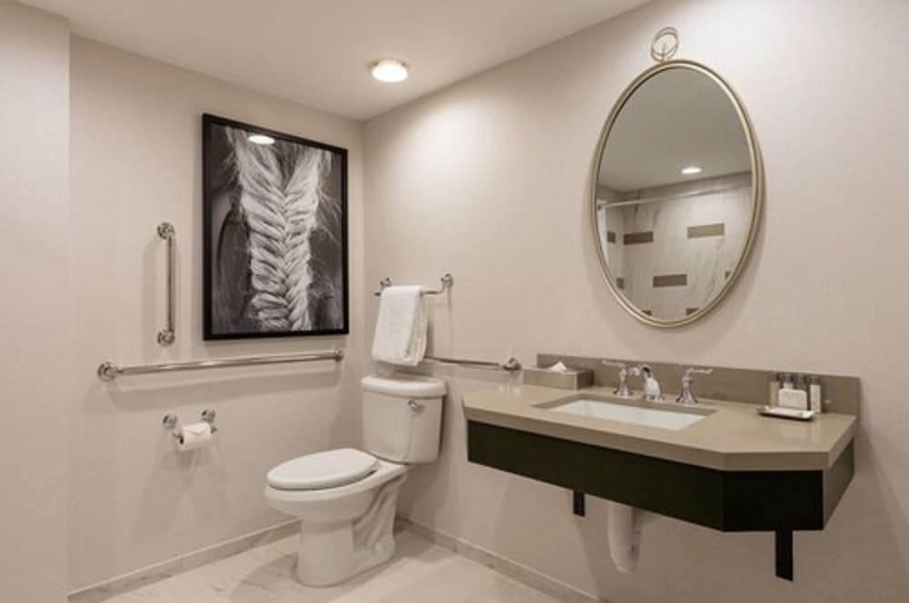 Deluxe Room, 1 King Bed, Non Smoking (West Tower) - Photo 4
