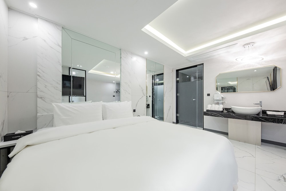 VIP Prestige / Free Ramyeon,Massage Chair Air Purifier,Finest Latex,Table,Styler,Netflix,Amenities - Photo 1