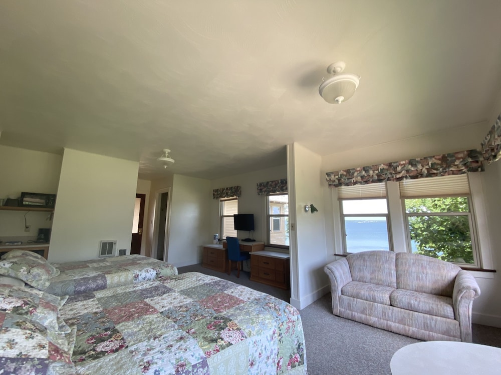 Traditional Room, 2 Queen Beds, Lakeside photo 2