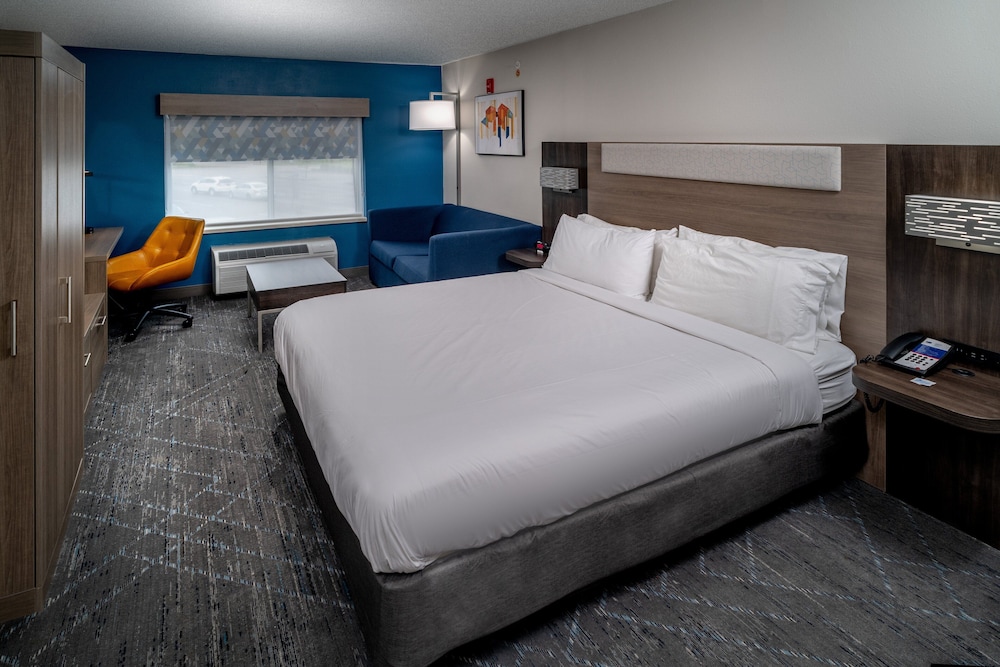 Suite, 1 King Bed, Accessible, Non Smoking photo 1
