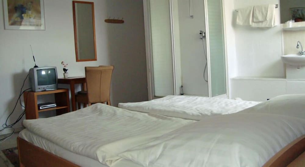 Basic Quadruple Room, 2 Bedrooms, Shared Bathroom photo 1