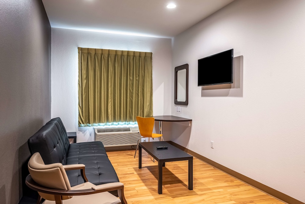 Deluxe Suite, 1 King Bed, Non Smoking, Kitchenette photo 3