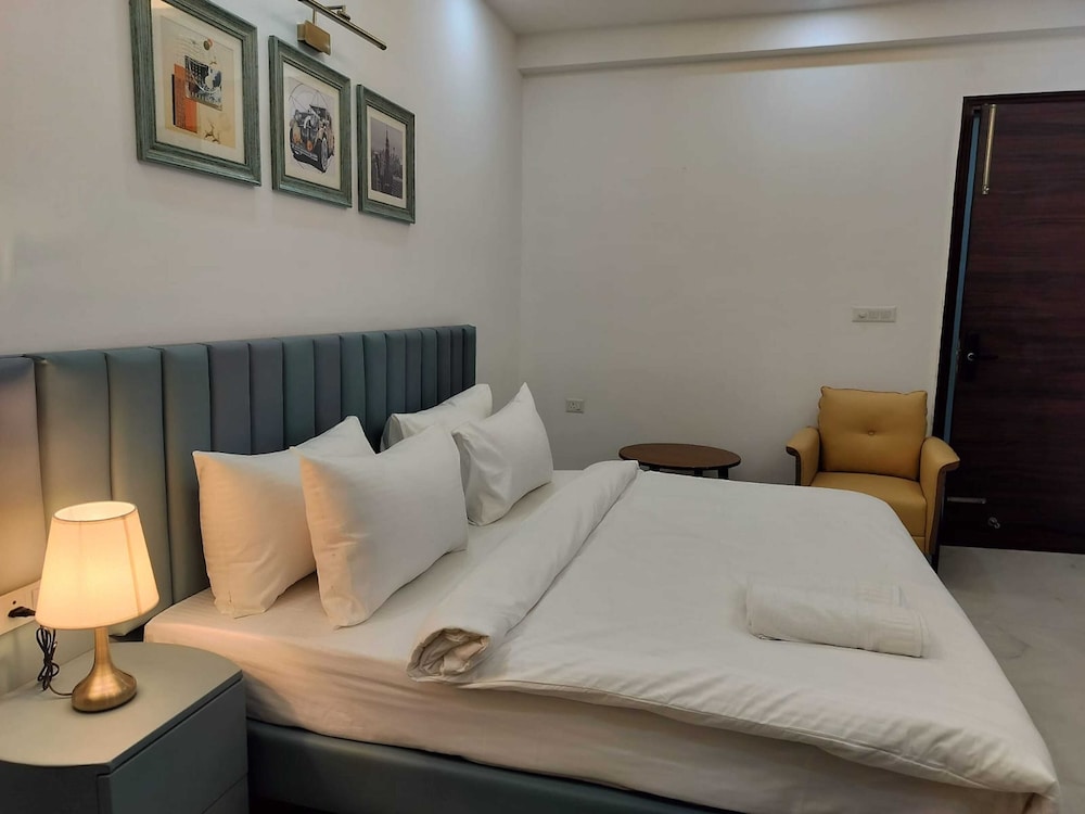 Suite, 1 Queen Bed, Balcony - Photo 5