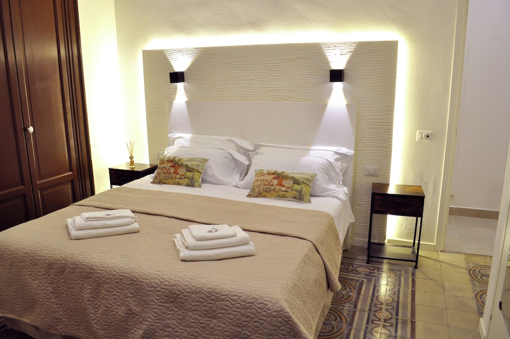 Deluxe Double Room, 1 King Bed, Courtyard View