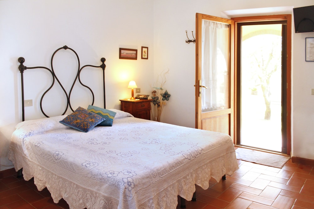 Basic Double Room, Courtyard View photo 3