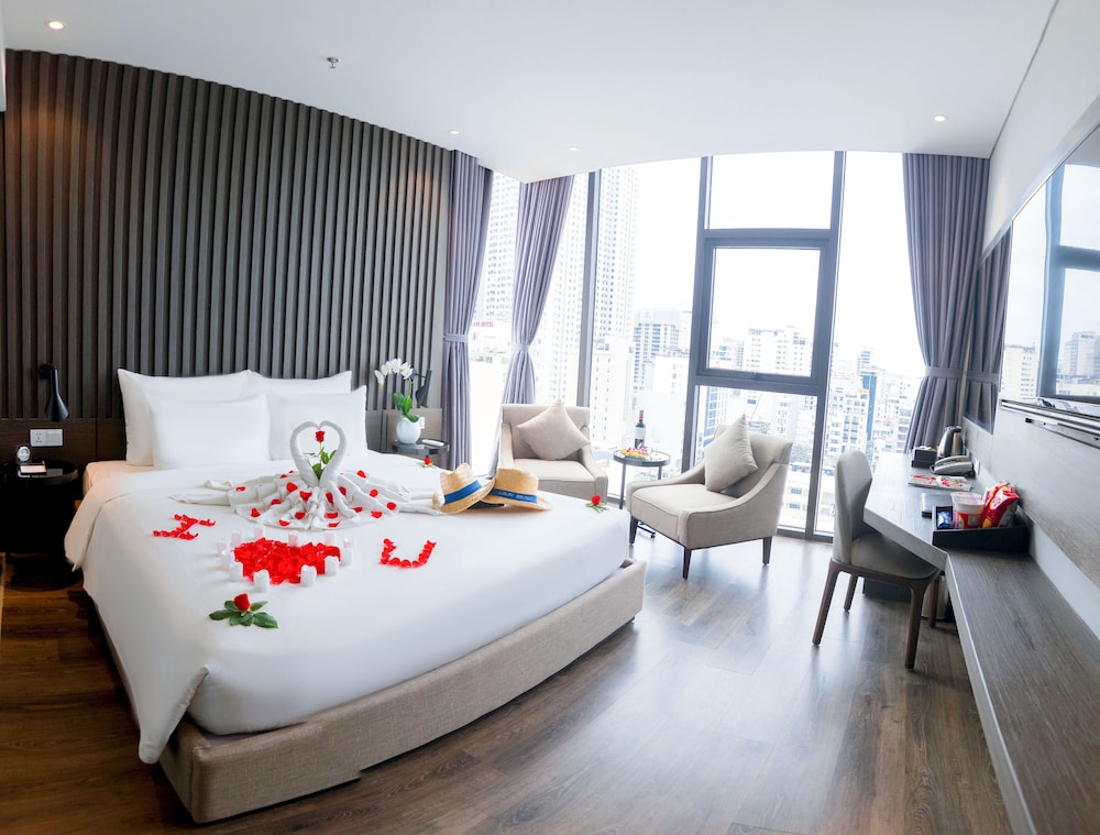 Suite Double with City View photo 2