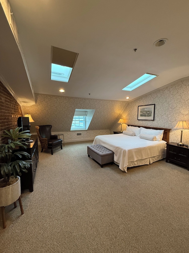Deluxe Room, ONE KING BED JACUZZI LOFT - Photo 2