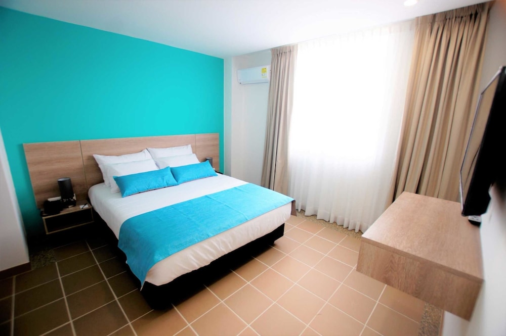 Standard Room, 1 Queen Bed, Non Smoking photo 3