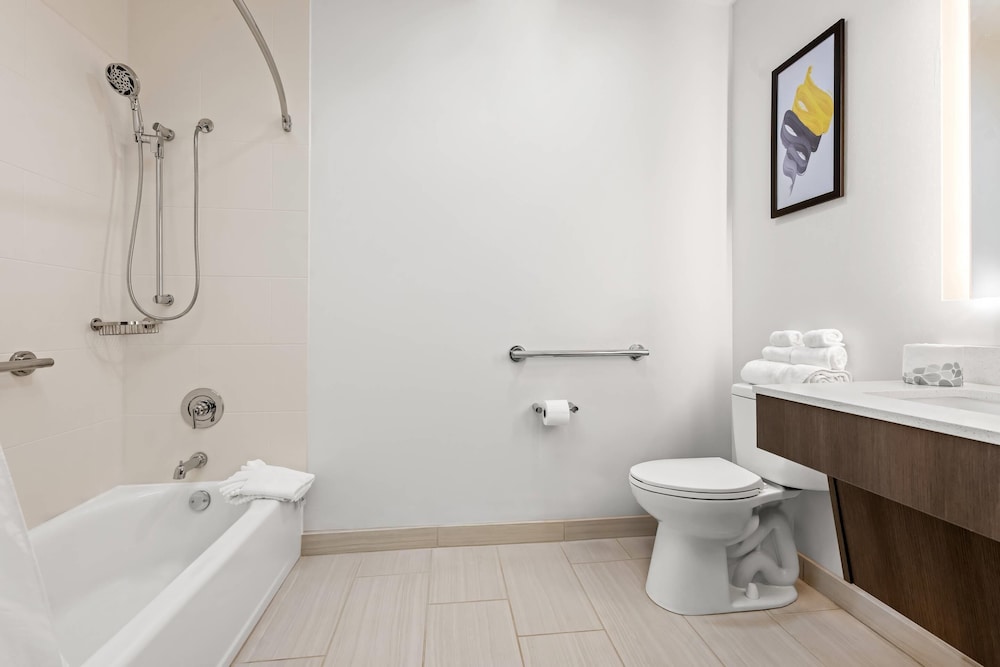 Room, 1 King Bed, Non Smoking (Accessible Bathtub) - Photo 6