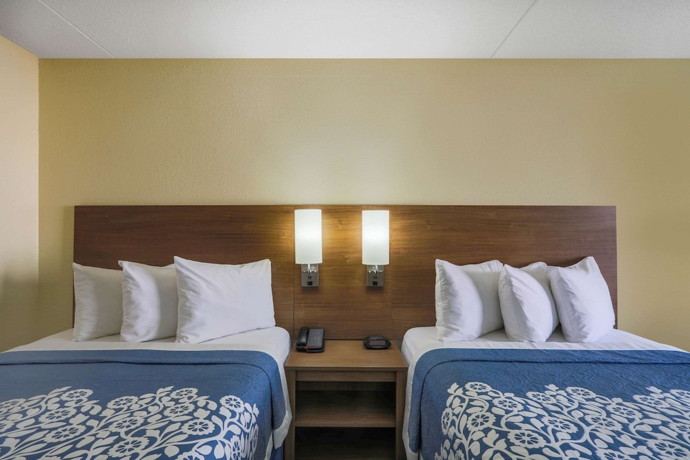 Room, 2 Double Beds, Non Smoking - Photo 4