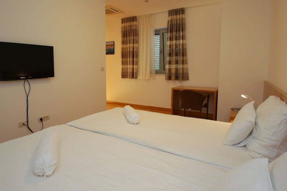 Classic Double Room, Balcony, Park Side photo 2