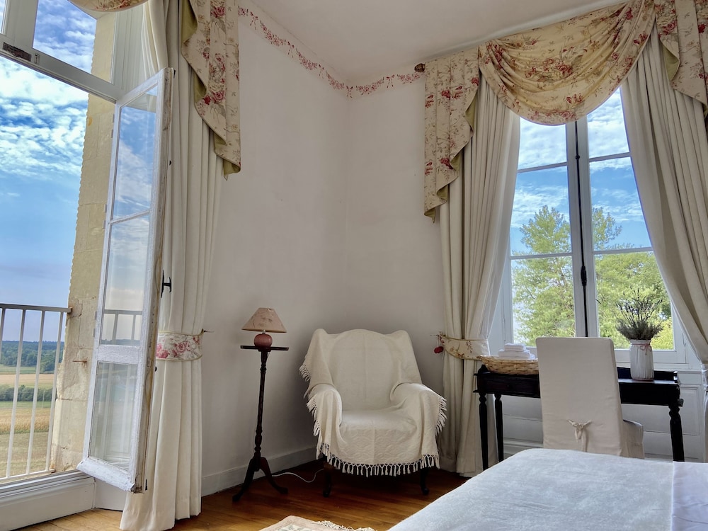 Royal Room, 1 Queen Bed, Courtyard View photo 1