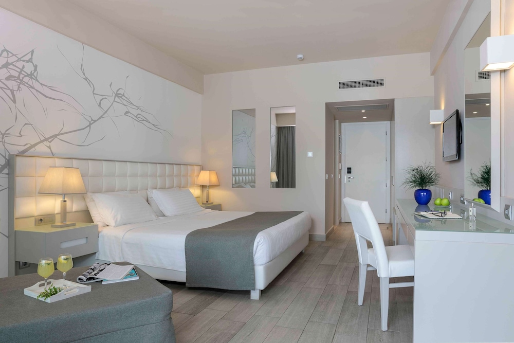 Deluxe Room, Pool View - Photo 4
