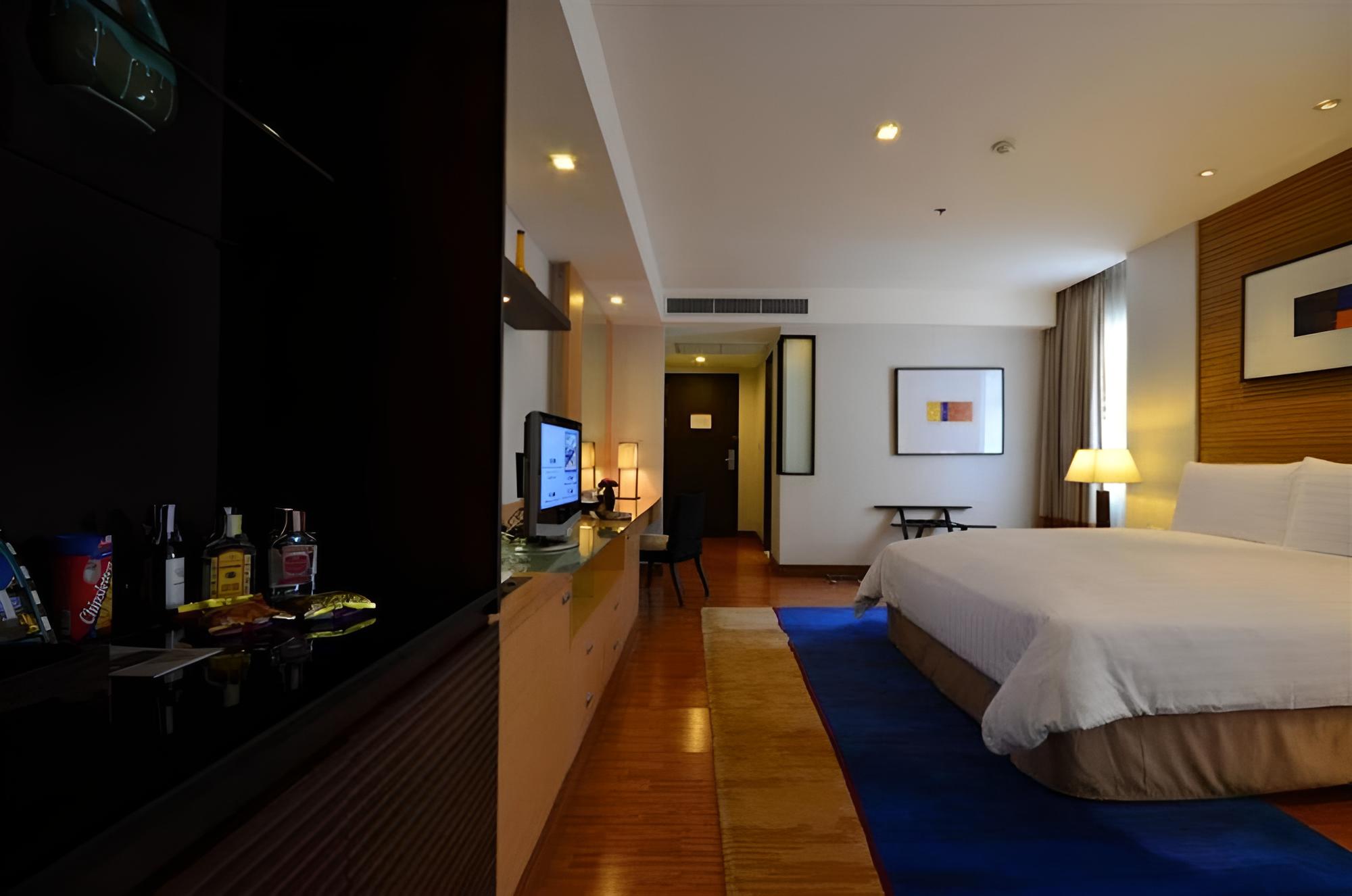 Deluxe Room, 1 King Bed photo 3