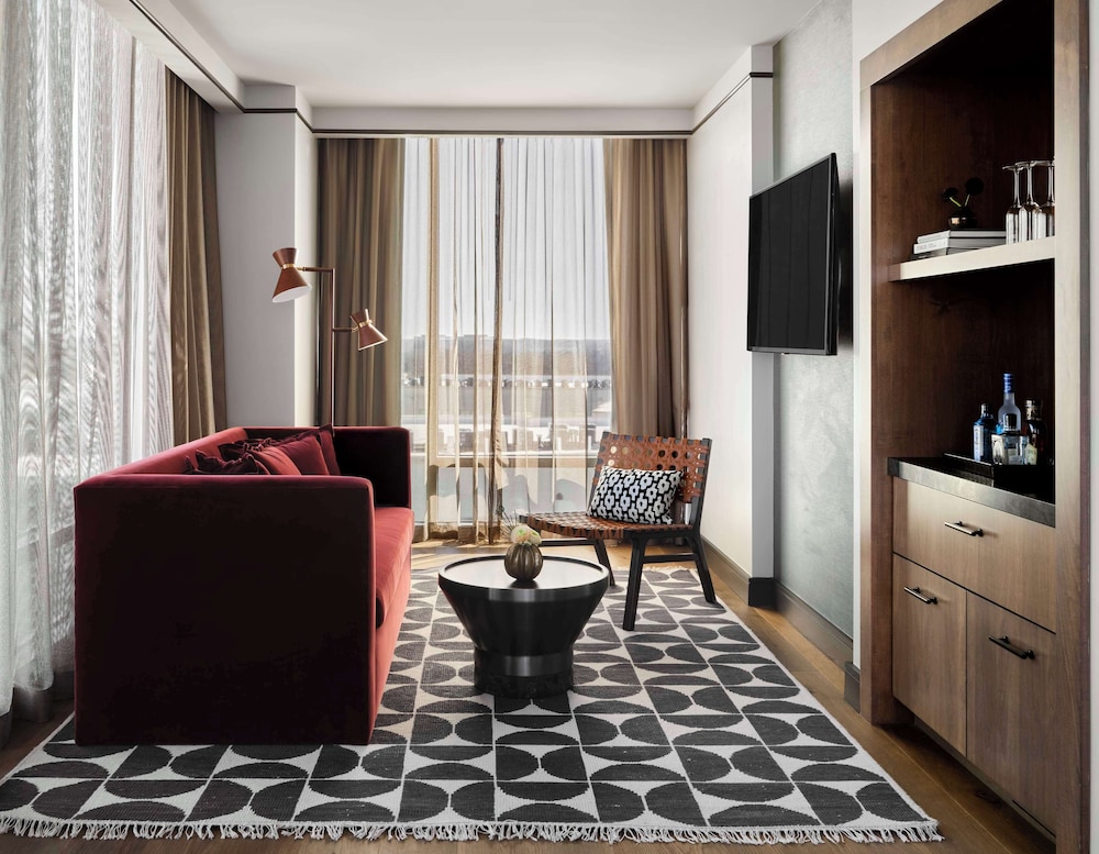 Suite, 1 Bedroom, Balcony, City View - Photo 1
