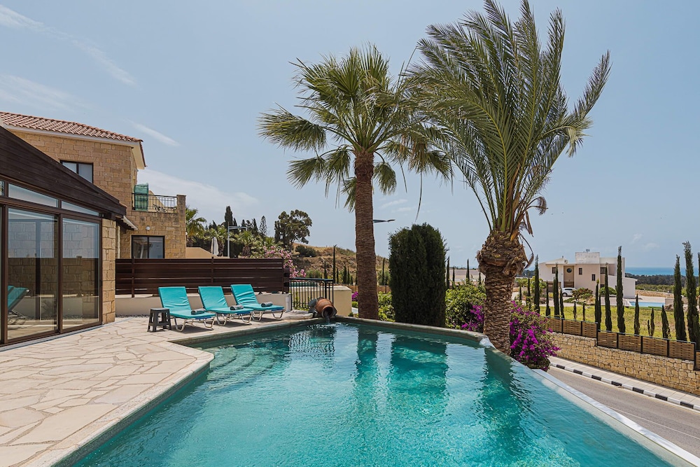 Villa photo 2