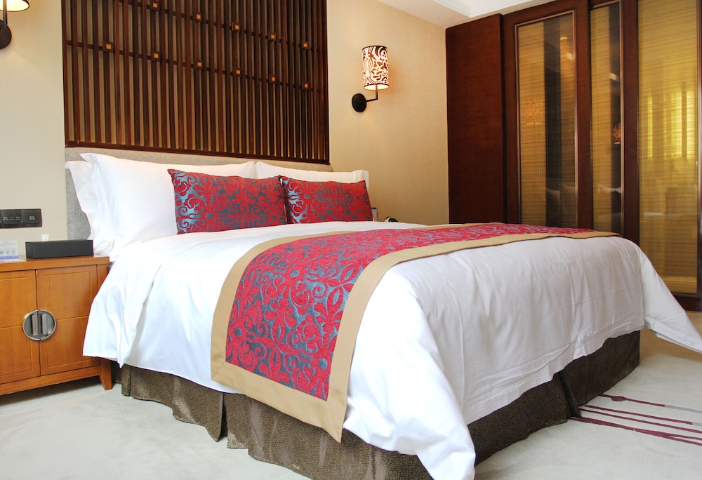 Premium Room, 1 King Bed photo 2