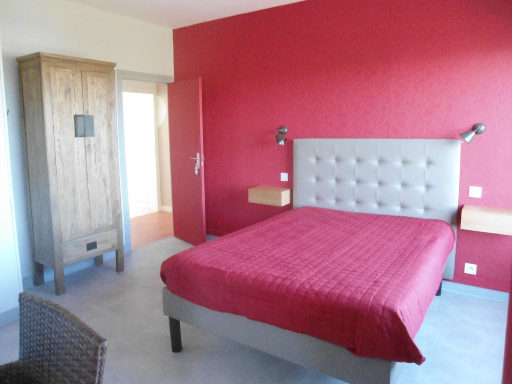 Double Room (Cerise) photo 1