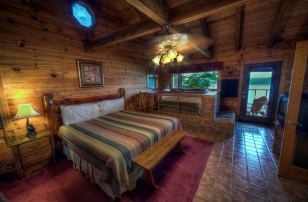 Romantic Cabin, 1 King Bed, Jetted Tub, Lake View photo 1