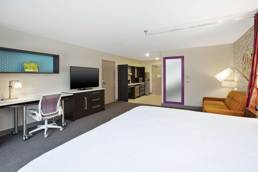 Studio, 1 King Bed, Accessible (Mobility & Hearing, Roll-in Shower) photo 1